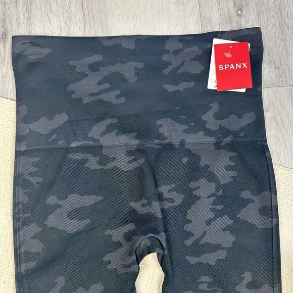 SPANX Look At Me Now Leggings Black Camo Women's Size Medium M/M FL3515 New - Picture 3 of 9